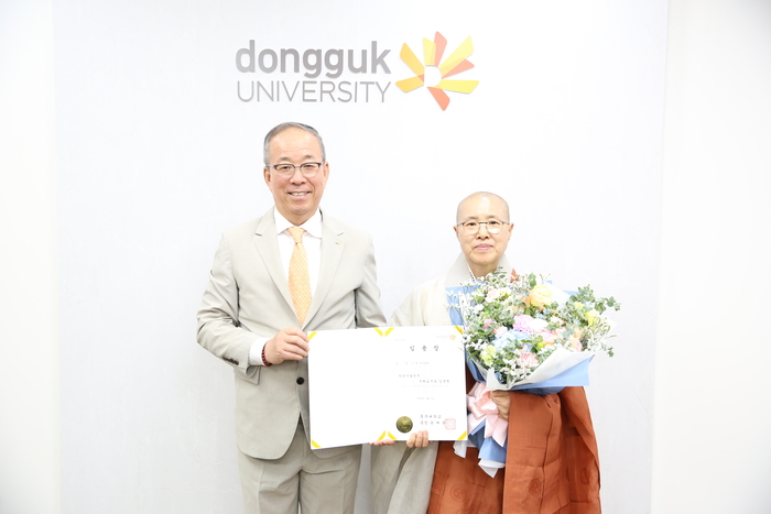 동국대학교는 지난 25일 오후 3시, 본관 4층 총장실에서 '사찰음식 명장' 선재스님을 다르마칼리지 석좌교수로 임용하고 임용장 수여식을 진행했다.(사진=동국대)
