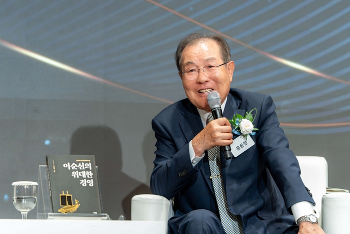 윤동한 한국콜마 회장이 지난 25일 서울 서초구 엘타워에서 열린 '이순신의 위대한 경영' 출판기념회에서 북토크를 진행하고 있다.