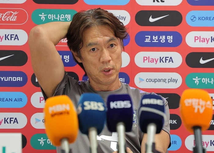 남아공전 패배 후 기자회견하는 홍명보 감독. 사진=연합뉴스