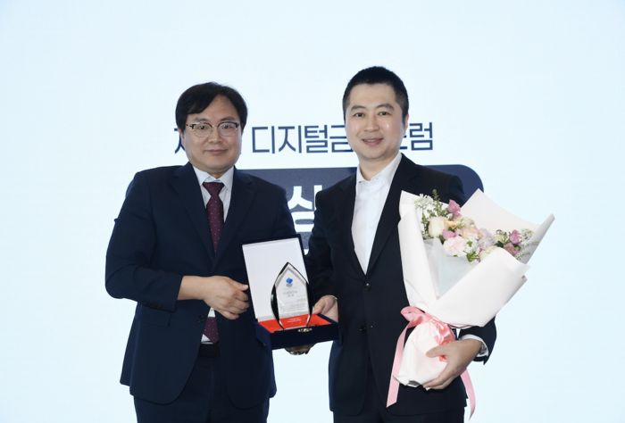 제7회 디지털금융포럼에서 토스뱅크가 '디지털금융 대상'을 수상했다. 사진은 김호원 디지털금융포럼 공동대표가 박준하 토스뱅크 최고기술책임자에게 상을 수여하는 모습