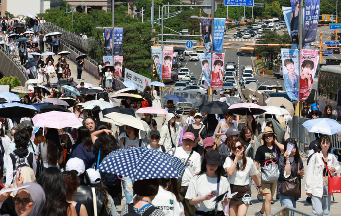 지난 6월 12일 BTS 공연이 열리는 부산 아시아드주경기장 주변이 팬들로 북적이고 있다. [사진= 연합뉴스]