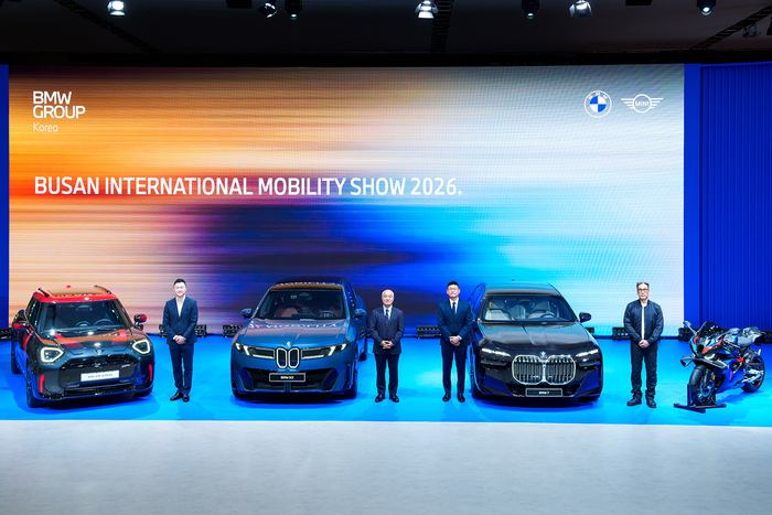 (왼쪽부터)정수원 MINI 코리아 총괄 본부장, 한상윤 BMW 그룹 코리아 대표이사 사장, 석재우 BMW 코리아 브랜드 총괄 본부장, 조현욱 BMW 모토라드 코리아 총괄 본부장.