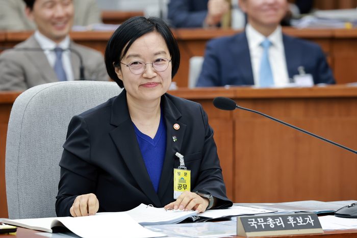 한성숙 국무총리 후보자가 26일 국회에서 열린 인사청문회에서 의원 질의를 들으며 미소 짓고 있다. 연합뉴스