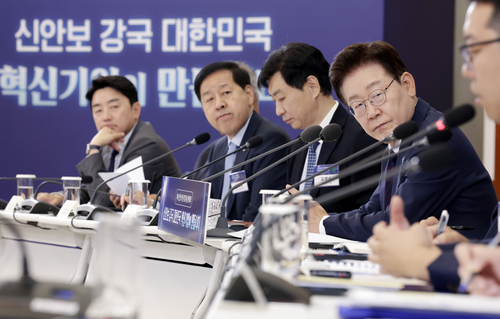 이재명 대통령이 지난 6월 26일 청와대에서 열린 '미래신안보 혁신기업 육성전략' 회의에서 참석자 발언을 듣고 있다. [청와대통신사진기자단]
