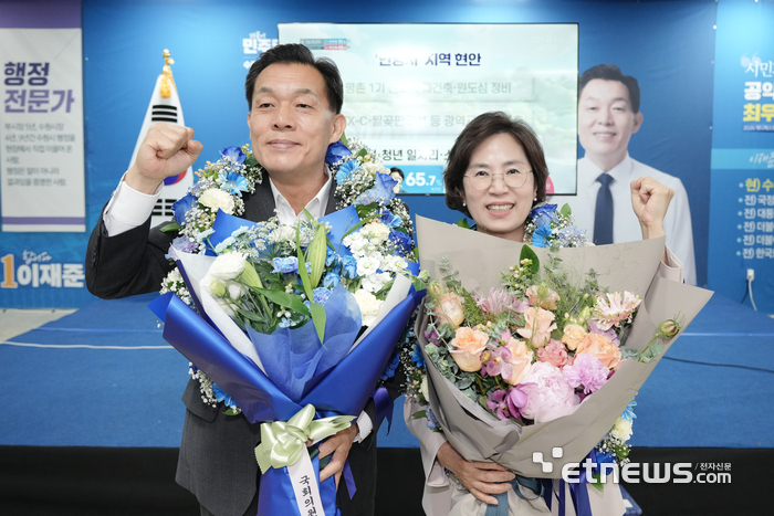 이재준 더불어민주당 수원시장 당선인이 4일 당선이 확정된 뒤 선거사무실에서 부인과 기념 촬영했다. 캠프 제공.
