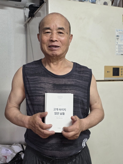 루키스가 국가유공자의 삶을 기록하는 AI 자서전을 제작해 독거 국가유공자에게 전달했다.(사진=루키스)