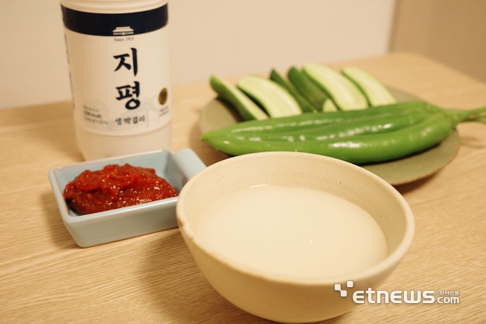 지평생막걸리와 생고추, 생오이, 쌈장 페어링. 쌈장의 짭조름함과 채소의 아삭한 식감이 막걸리의 고소함을 끌어올린다.