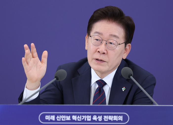 이재명 대통령이 26일 청와대에서 열린 '미래신안보 혁신기업 육성전략' 회의에서 발언하고 있다. [청와대통신사진기자단] 연합뉴스.
