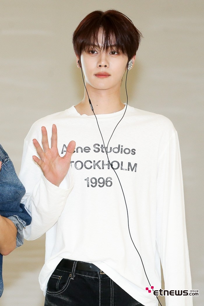 [ET포토] 앤더블 김규빈, '음악 들으며 평온하게'