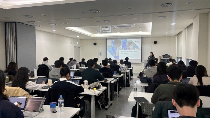 셀트리온이 지난해 인천 바이오공정인력양성센터에서 바이오산업 인재 양성을 위한 교육 프로그램을 진행했다. (사진=셀트리온)