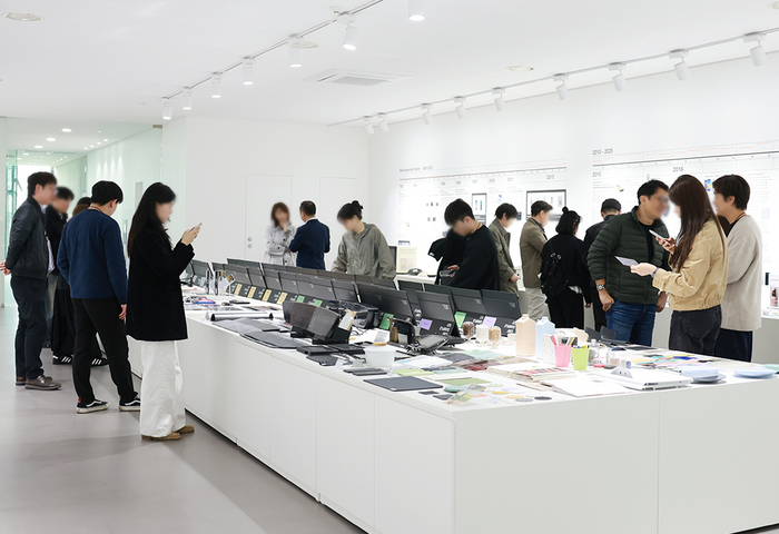 인탑스가 지난 24일부터 26일까지 개최한 '히다데이' 행사에서 참가자들이 전문가 설명을 듣고 있다. 〈시진 인탑스 제공〉