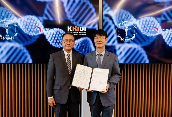 앤드류 리 KAMA텍사스 회장(왼쪽)과 정영훈 진흥원 기획이사가 지난 26일 미국 휴스턴에서 업무 협약을 맺었다.