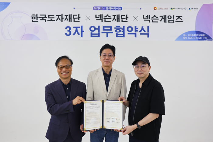 넥슨게임즈는 넥슨재단, 한국도자재단과 '보더리스 : 공예 아카이브' 사업 추진을 위한 업무협약(MOU)을 체결했다.(왼쪽부터) 류인권 한국 도자재단 류인권 대표, 김정욱 넥슨재단 이사장, 김용하 넥슨게임즈 IO본부장이 기념촬영했다.