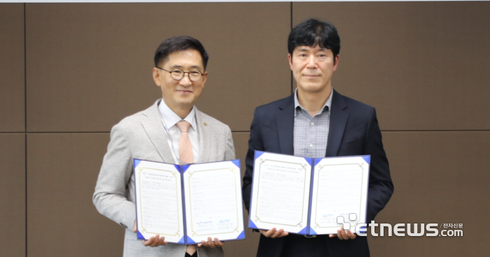 김동환 DGIST 연구부총장(왼쪽)과 신경호 한국발명진흥회 지식재산거래소장이 업무협약 체결 후 기념촬영하고 있다.