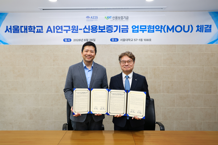 강승준(오른쪽) 신용보증기금 이사장과 이재욱 서울대학교 AI연구원장이 지난 26일 서울대학교 행정대학원에서 열린 '공공·금융 분야 AI 혁신 및 산학협력 활성화를 위한 업무협약식'에서 기념촬영을 하고 있다.