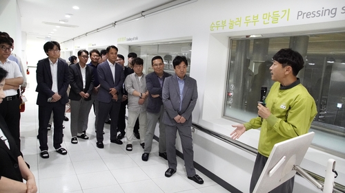 충북 음성 풀무원식품 공장에서 열린 '중소제조 특화 멀티 AI 에이전트(Multi AI Agent) 실증 프로젝트 착수간담회'에서 관계자들이 실증사례를 공유하고 있다.
