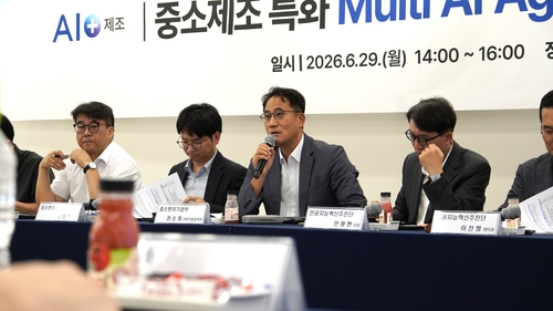 권순재 중기부 지역기업정책관이 29일 충북 음성 풀무원식품 공장에서 열린 '중소제조 특화 멀티 AI 에이전트(Multi AI Agent) 실증 프로젝트 착수간담회'에서 인사말을 하고 있다.