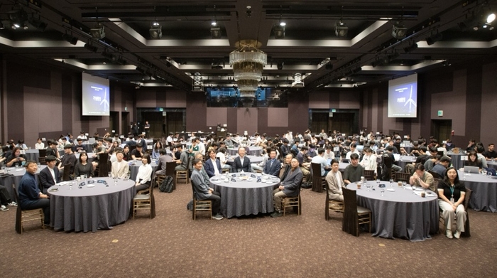 참석자들이 풍력발전량 예측 AI 경진대회 사전워크숍에 참여하고 있다.