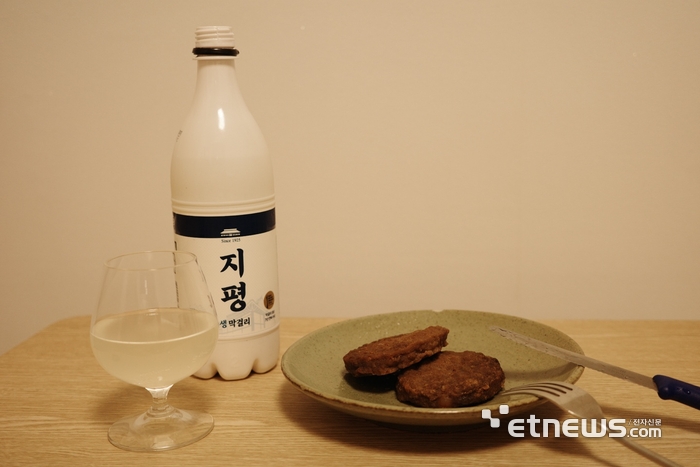 지평생막걸리 '청주' 부분과 인스턴트 떡갈비 페어링. 은은한 탄산과 단맛이 어우러지면서 마치 가벼운 샴페인을 마시는 듯한 느낌을 줬다.