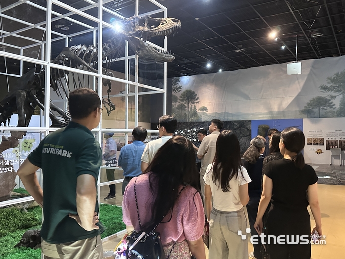 '제3회 대경권과학관협의회 실무회의' 참석자들이 2026년 특별기획전 '타임슬립! 공룡시대 대탐험'을 둘러보고 있다.
