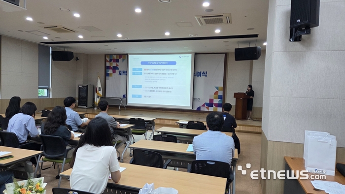 인천지방중소벤처기업청이 26일 JST제물포스마트타운에서 인천시 시·군·구와 사업소 계약담당자를 대상으로 '2026년 찾아가는 공공구매제도 설명회'를 개최했다. 인천중기청 제공.