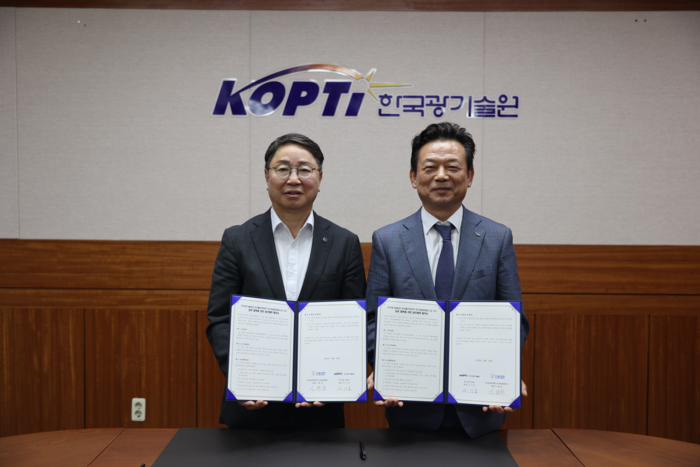 서기웅 한국광기술원 원장(오른쪽)과 이해춘 한국폴리텍대학 반도체융합캠퍼스 학장.