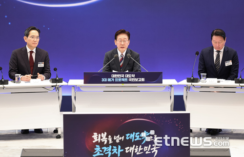 이재명 대통령이 29일 청와대에서 열린 3대 메가프로젝트 국민보고회에서 발언하고 있다. 왼쪽부터 이재용 삼성전자 회장, 이 대통령, 최태원 SK그룹 회장.