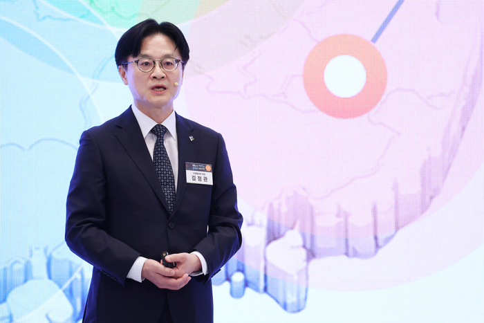 김정관 산업통상부 장관이 29일 청와대에서 이재명 대통령 주재로 열린 3대 메가프로젝트 국민보고회에서 정책을 발표하고 있다. (사진=연합뉴스)