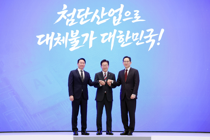 이재명 대통령과 이재용 삼성전자 회장, 최태원 SK그룹 회장이 29일 청와대에서 열린 3대 메가프로젝트 국민보고회에서 기업 투자계획 발표 후 기념촬영을 하고 있다. 연합뉴스