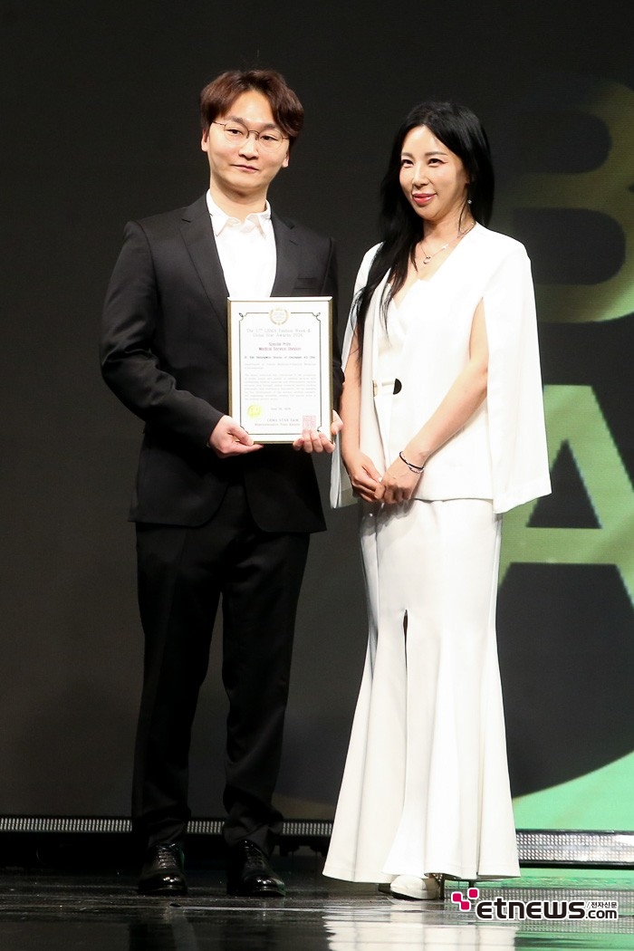 [ET포토] 김형우, '특별상 의료서비스 부문 수상'