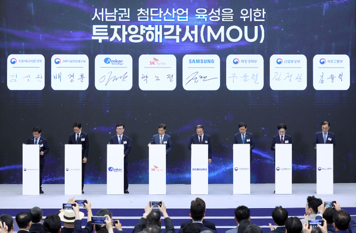 이재명 대통령 주재로 지난달 30일 광주 김대중컨벤션센터에서 열린 서남권 첨단산업 발전비전 국민보고회에서 정부 및 기업 대표들이 MOU 체결식을 하고 있다.