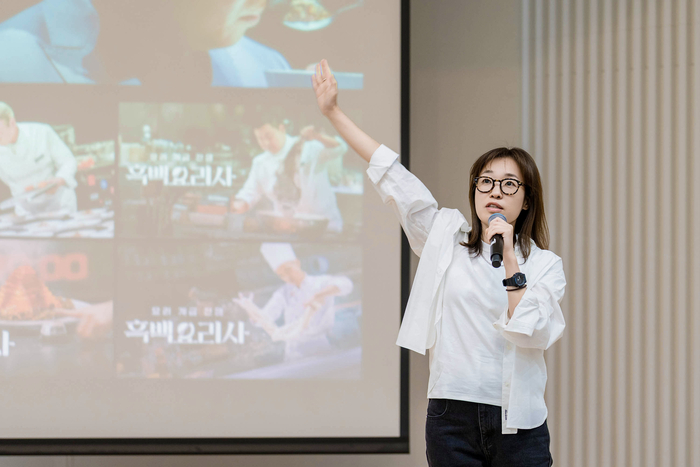 이강이 넷플릭스 한국 프로덕트 머천다이징 부문 디렉터가 30일 연세대 대우관에서 열린 'K-컬처 익스플레인드' 행사에서 발표를 진행하고 있다.[넷플릭스 제공]