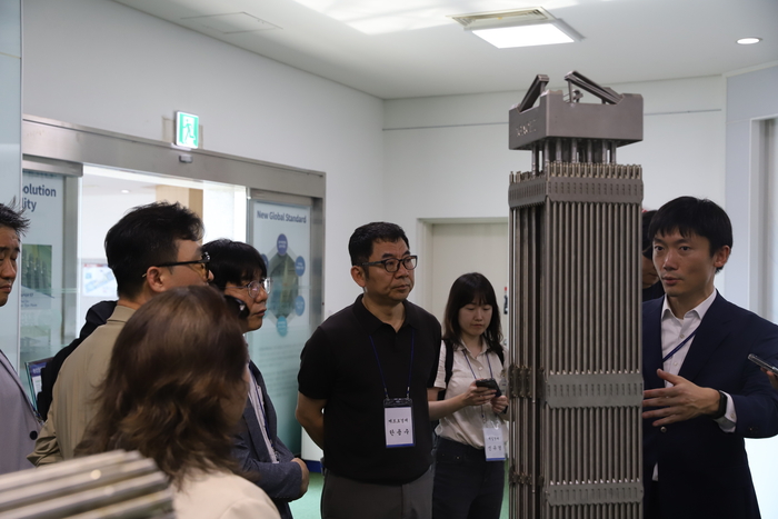 한전원자력연료 관계자가 29일 대전 본사에서 기후에너지환경부 출입기자단을 상대로 원자력연료 집합체에 대해 설명하고 있다. 사진 출처 : 한전원자력연료