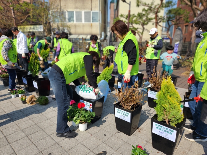 BAT로스만스는 '꽃BAT' 캠페인 4년 차를 맞아 서울 전역 50여 곳의 기존 조성지를 전수 점검하고 식재 교체 및 환경 정비를 완료했다고 30일 밝혔다. 〈자료 BAT로스만스〉
