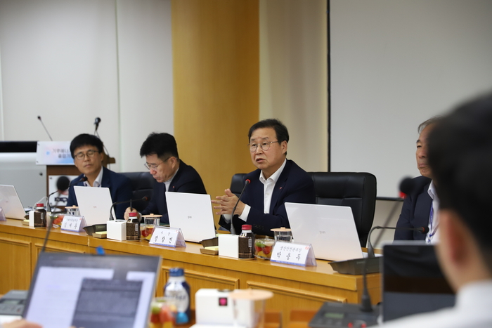정창진 한전원자력연료 사장이 29일 한전원자력연료 대전 본사에서 기후에너지환경부 출입기자단 질문에 답변을 하고 있다. 사진 출처 : 한전원자력연료