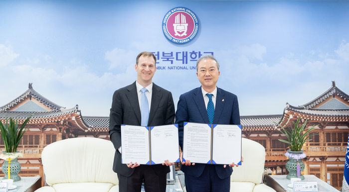 양오봉 전북대학교 총장(오른쪽)이 글로벌 방산기업 비에이이 시스템스 코리아(BAE Systems Korea)와 손잡고 방위산업 및 첨단기술 분야 인재양성과 산학협력 확대에 나섰다.