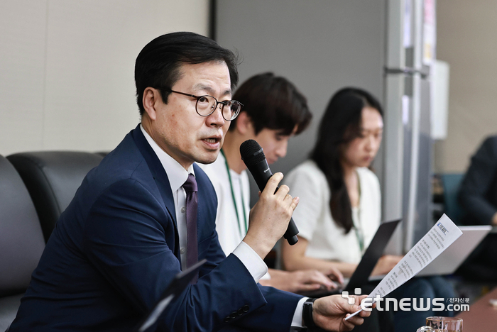 여한구 산업통상부 통상교섭본부장이 30일 세종정부청사에서 출입기자단과 만나 유럽연합의 新철강 조치 관련 국가별 쿼터 물량에 대해 설명하고 있다. 산업부 제공