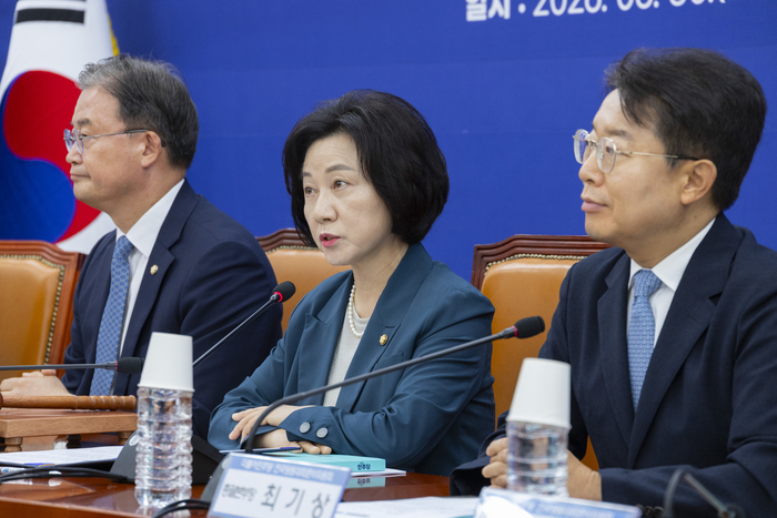 더불어민주당 전국당원대회 준비위원회 송옥주 부위원장(가운데)이 30일 국회에서 열린 준비위 1차 회의에서 인사말을 하고 있다. 연합뉴스