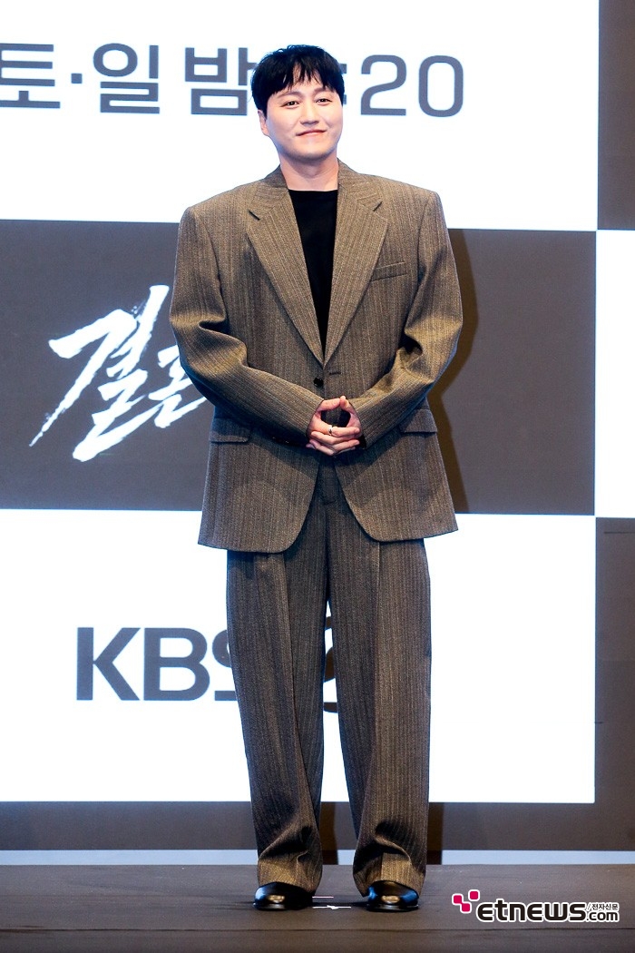 [ET포토] 김대명, '학생처럼 과하게 힘준 오버핏 셋업'