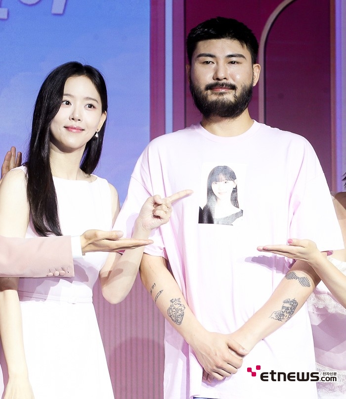 [ET포토] 강한나-키더가든, '티셔츠 그림 인물을 실제로 만날때의 자세'