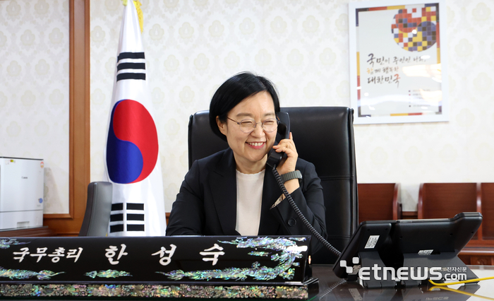 한성숙 국무총리가 1일 오전 서울 종로구 세종대로 정부서울청사에서 취임 후 첫 업무를 시작하고 있다. 이동근기자 foto@etnews.com