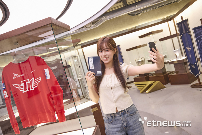 SKT 홍보 모델이 T 팩토리 성수의 신규 정시 '암행천문: 별을 헤다'를 소개하고 있다.
