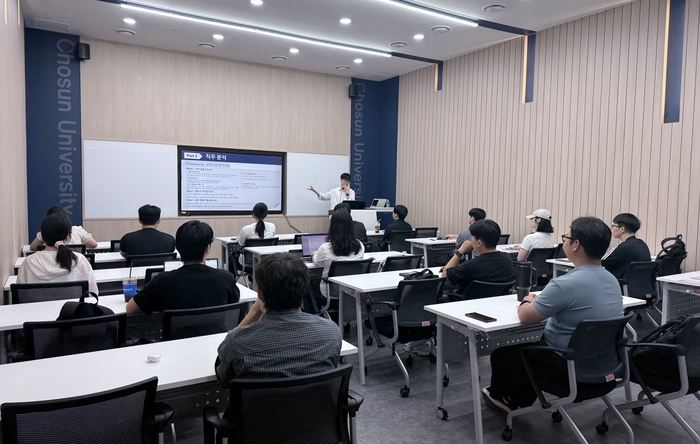 조선대학교 '현직자 리얼토크 멘토링'에서 앰코테크놀로지코리아 현직자가 특강을 진행하고 있다.