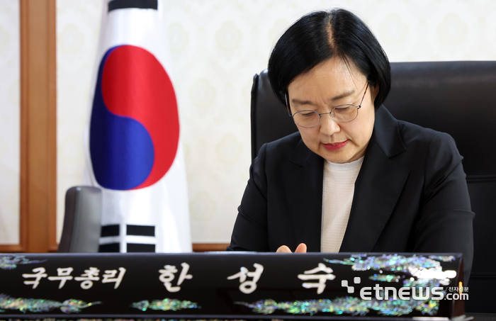 [포토] 한성숙 총리, 정부서울청사 첫 출근…공식 업무