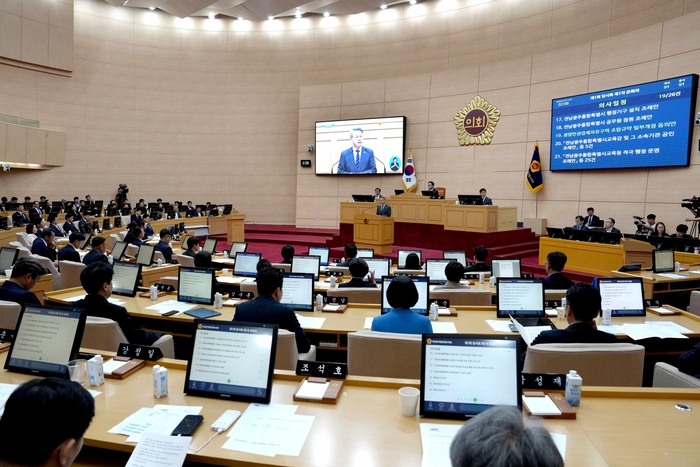 민형배 전남광주통합특별시장이 1일 무안 전남광주통합특별시의회 본회의장에서 취임사를 낭독하고 있다.