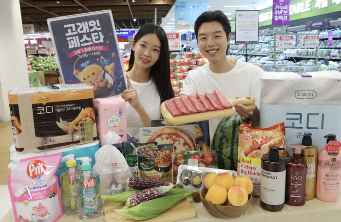 1일 수요일 오전 이마트 용산점에서 모델들이 '고래잇 페스타' 할인상품을 소개하고 있다.    〈자료 이마트〉