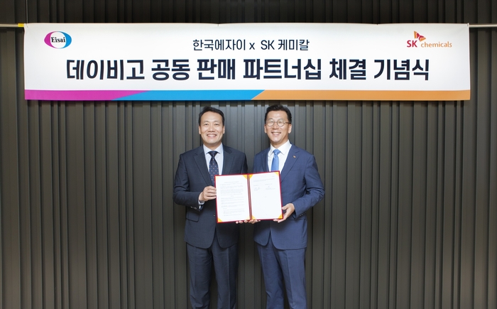 고홍병 한국에자이 대표(왼쪽)와 박현선 SK케미칼 파마사업대표가 오렉신 차단 기전의 국내 첫 불면증 치료제 '데이비고'의 시장 확대를 위해 공동 프로모션 계약을 맺었다. (사진=SK 케미칼)