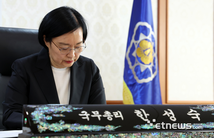 [포토] 한성숙 국무총리, 취임 첫날 정부서울청사 집무