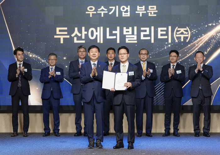 1일 열린 '한국수출입은행 창립 50주년 기념식'에서 박상현 두산에너빌리티 사장(앞줄 오른쪽)이 구윤철 경제부총리(앞줄 왼쪽)로부터 표창을 받고 기념촬영을 하고 있다.