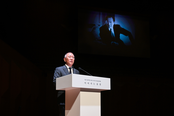 '아산 정주영 서거 25주기 추모 음악회 : 이어지는 울림'에서 추모사를 하고 있는 정의선 현대차그룹 회장